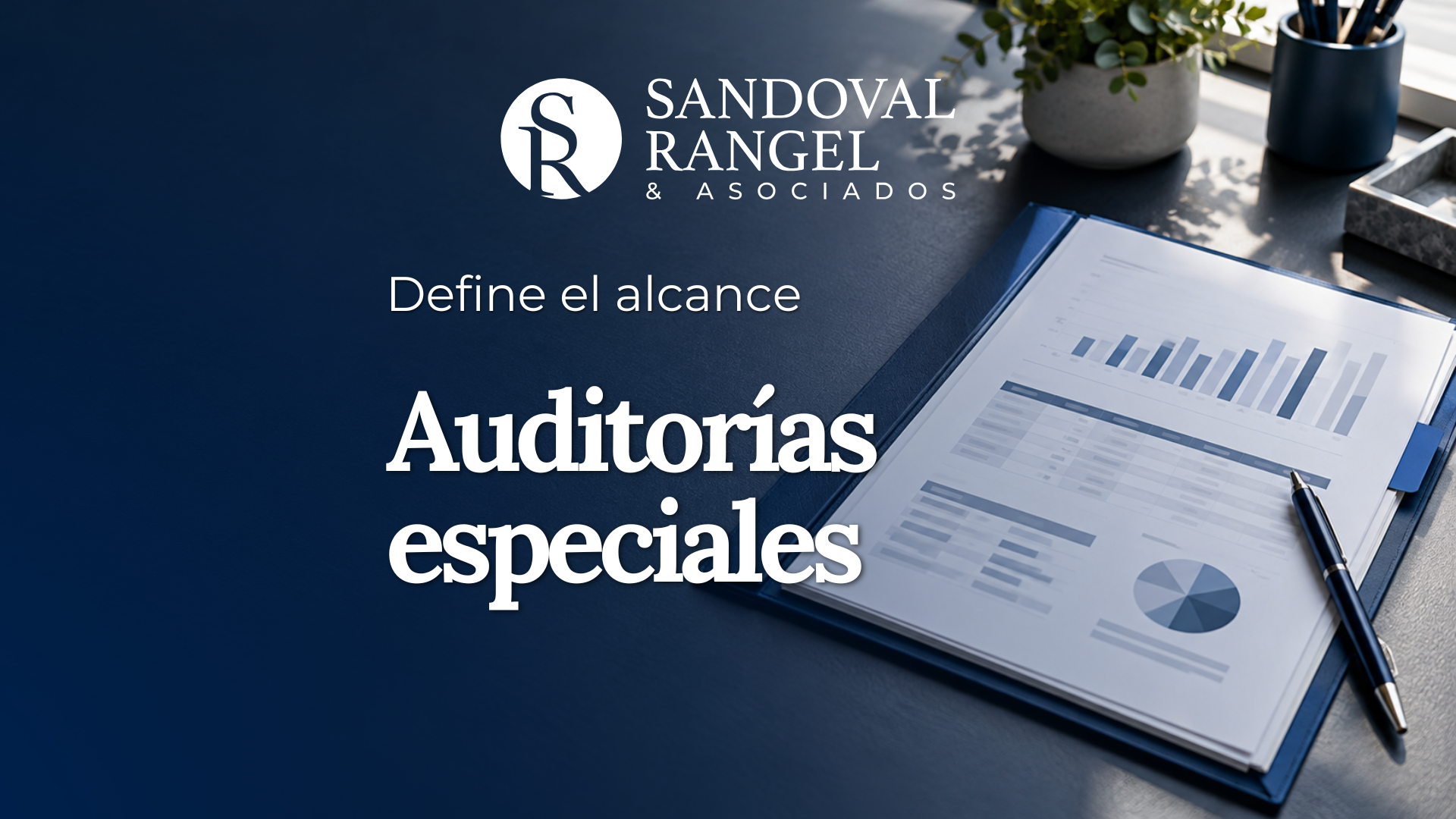 Portada de Sandoval Rangel sobre auditorías especiales, con una carpeta de informes y una sección marcada para revisión.