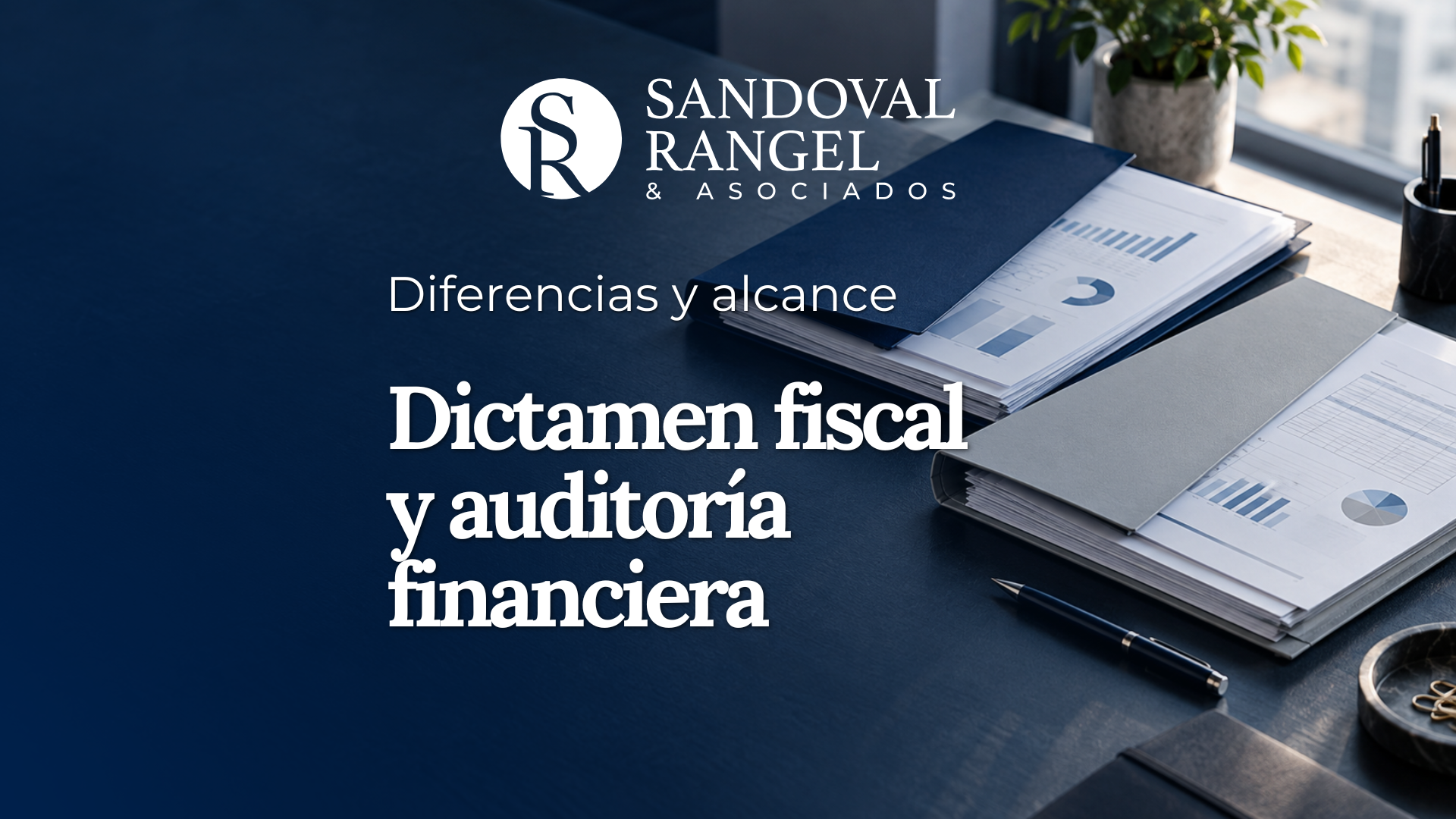 Portada de Sandoval Rangel sobre dictamen fiscal y auditoría financiera, con dos carpetas de informes en un escritorio.